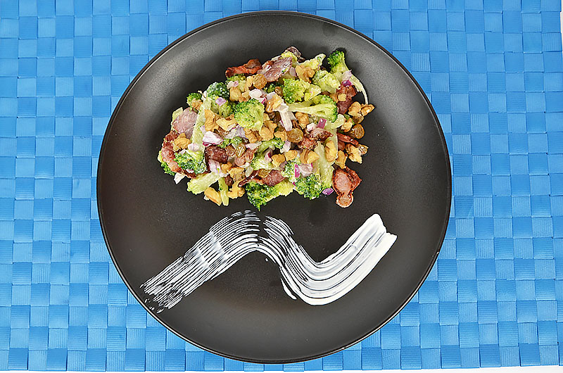 Brokkoli-Zwiebel-Speck Salat mit Walnüssen und Rosinen - Vitalias Salate